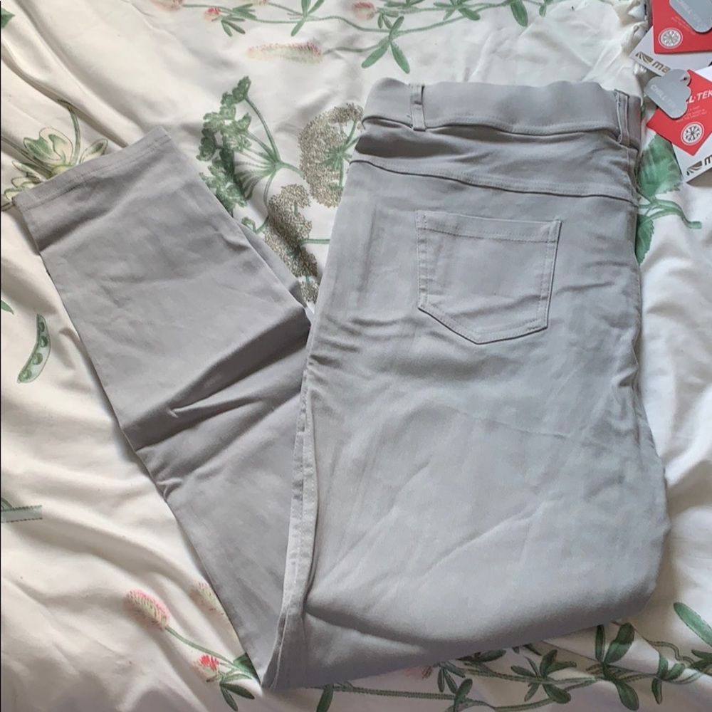 Leggings style pants, super breathable.